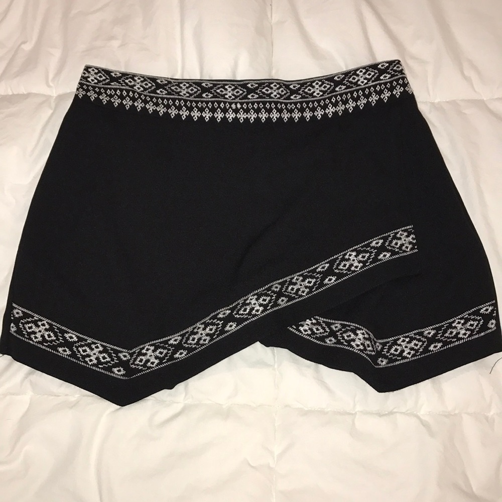 Kendall & Kylie black patterned scort
